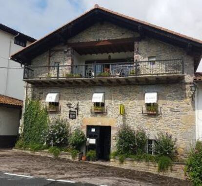 Fachada del restaurante Donamariako Benta (Navarra).