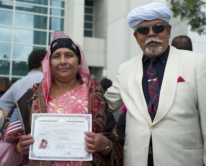 Masima Afsar Shikder, nueva ciudadana norteamericana, con su marido.