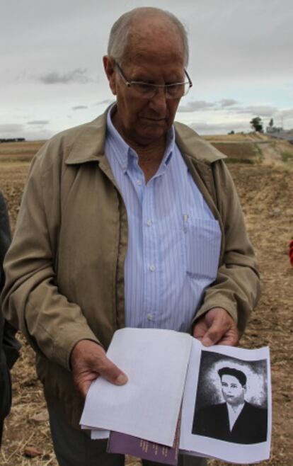 Camilo de Dios muestra una foto de su hermano fusilado antes de la exhumación.