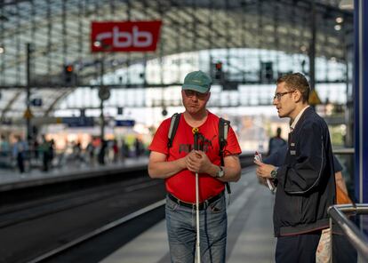 Usuarios del transporte público en Alexanderplatz. 