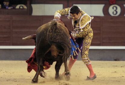 El diestro José María Manzanares en el sexto toro de la tarde.