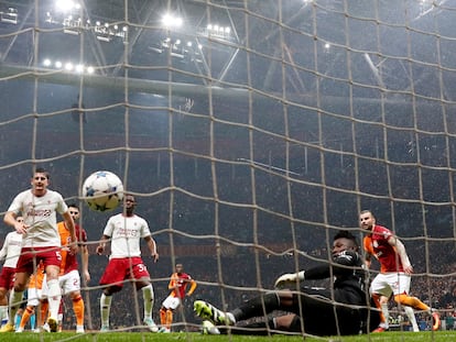 Ziyech mete su segundo gol al United ante la mirada de Onana, este miércoles en Estambul.