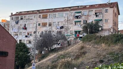 El edificio 'El Barco' de Esplugues, en Barcelona, desalojado este lunes por riesgo de derrumbe.