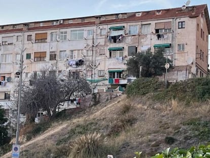 El edificio 'El Barco' de Esplugues, en Barcelona, desalojado este lunes por riesgo de derrumbe.