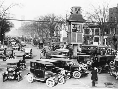 Coches y peatones comparten la calzada en Detroit (EE UU), en los años veinte del siglo pasado.