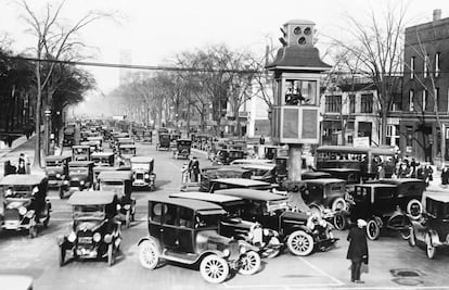 Coches y peatones comparten la calzada en Detroit, en los años veinte.