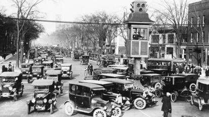 Coches y peatones comparten la calzada en Detroit, en los años veinte.