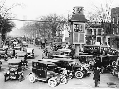 Coches y peatones comparten la calzada en Detroit, en los años veinte.