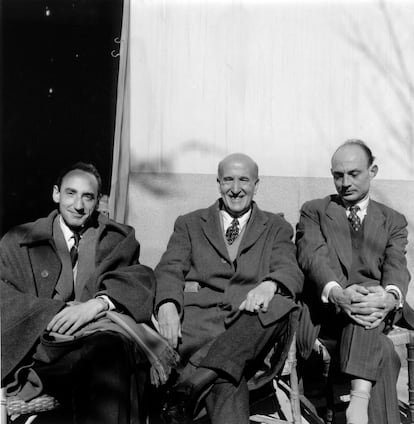 Desde la izquierda, Carlos Bousoño, Vicente Aleixandre y José Hierro, en el jardín de Velintonia.