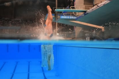 Los nadadores franceses Jules Bouyer y Alexis Jandard se introducen en el agua durante la final de trampolín de 3 metros sincronizado masculino.