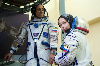 La actriz Yulia Peresild y el cosmonauta Anton Shkaplerov.