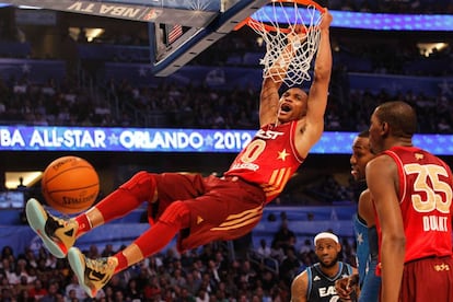 Russell Westbrook se cuelga del aro ante la mirada de LeBron James