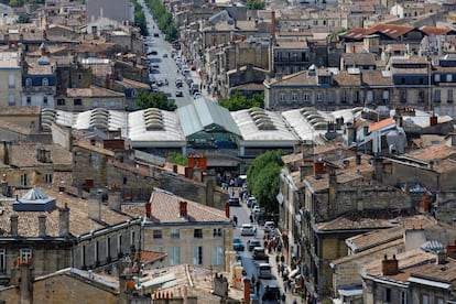Una panorámica elevada del barrio de Saint Michel, con el mercado de los Capuchinos en el centro.