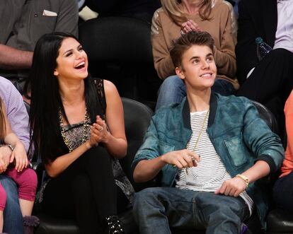 Selena Gomez y Justin Bieber, bautizados por sus fans como 'Jelena', cuando todavía salían juntos, en un partido de baloncesto entre los San Antonio Spurs y Los Angeles Lakers, el 17 de abril de 2021, en Los Angeles, California. 