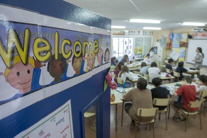 Una clase de inglés, antes del cierre de las aulas en el Colegio público Reina Violant de Barcelona.