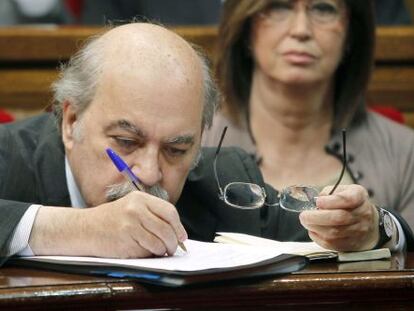 El consejero de Economía, Andreu Mas-Colell. Detrás, la titular de Educación, Irene Rigau, en el Pleno del Parlament.