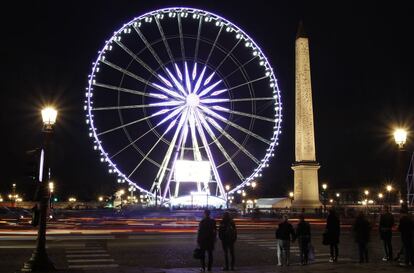 Vista de la noria en la Plaza de la Concordia de París (Francia).