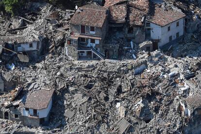 Una vista aèria presa des d'un helicòpter del cos de bombers, l'1 de setembre del 2016, mostra cases danyades a Pescara del Tronto.