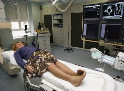 Esperanza Aguirre posa tumbada en la camilla de la sala de Hemodinámica, inaugurada ayer en el hospital Clínico.