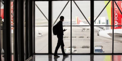 Aviones de TAP Air vistos desde un ventanal de la terminal del aeropuerto de Lisboa.