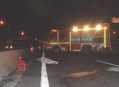 El cadáver yace junto a una autobomba de los Bomberos de la Comunidad.