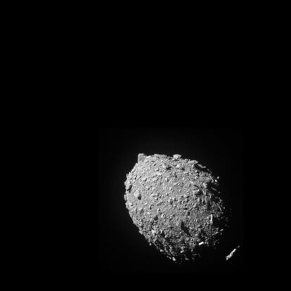 La luna del asteroide Dimorfo, vista por la nave espacial DART 11 segundos antes de su impacto.