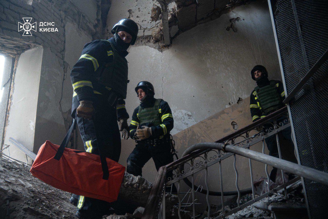 Los equipos de rescate acceden a un edificio dañado en el barrio de Pechersk, en Kiev, por un ataque ruso con drones, este miércoles.