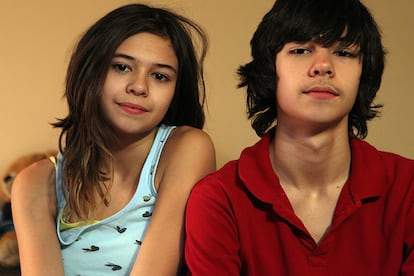 Nicole, junto a su hermano gemelo Jonas, posa con 14 años para la prensa estadounidense.