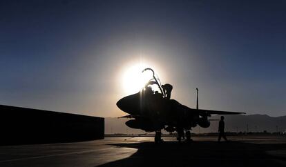 Imagen de archivo de un caza estadounidense F-15, como el que abatió el dron