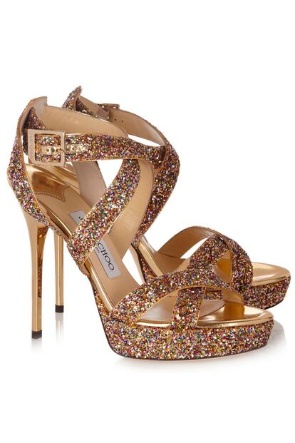 La firma Jimmy Choo es una apasionada de los metálicos, como estas sandalias glitter (675 euros).