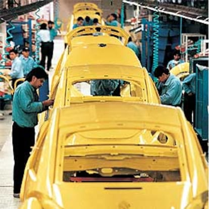 Línea de montaje del 'escarabajo" en la factoría de Volkswagen en en Puebla (México).