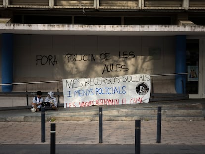 ¿Policías en los centros escolares? No, no es eso, ni tampoco lo otro