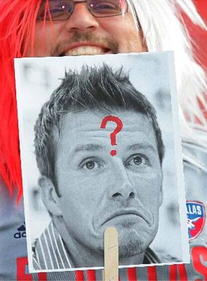 Un aficionado sujeta una pancarta de Beckham