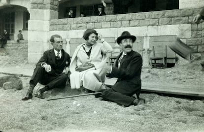 De izquierda a derecha: el compositor Maurice Ravel, la violinista Helene Jourdan-Morhange y el pianista Ricardo Viñes en la playa de San Juan de Luz, en 1923.