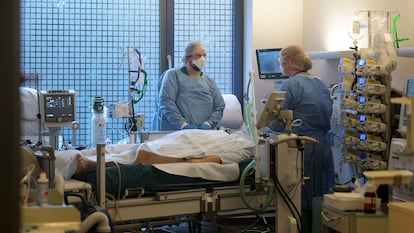 Dos profesionales sanitarios atienden a un paciente en una UCI en Hanau, Alemania, el martes.