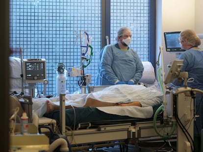 Dos profesionales sanitarios atienden a un paciente en una UCI en Hanau, Alemania, el martes.