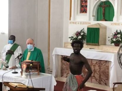 Fotograma de la retransmisión en directo de una misa en Guyana utilizado para denunciar una supuesta agresión en Canarias.