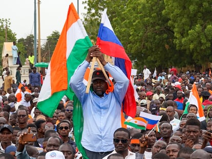 Cientos de ciudadanos con banderas de Rusia y Níger muestran su apoyo a la junta militar y su rechazo a las sanciones de la Cedeao, este domingo 20 de agosto en Niamey (Níger).