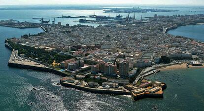 Una vista aérea de la ciudad de Cádiz, que este año celebrará el bicentenario de la Constitución de 1812.