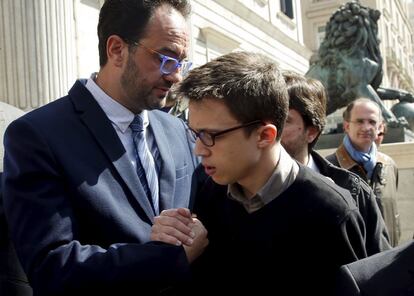 El portavoz socialista, Antonio Hernando, saluda ayer a &Iacute;&ntilde;igo Errej&oacute;n a las puertas del Congreso de los Diputados.