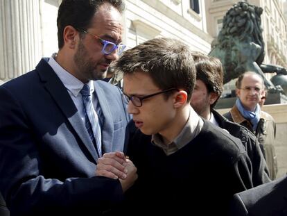 El portavoz socialista, Antonio Hernando, saluda ayer a Íñigo Errejón a las puertas del Congreso de los Diputados.