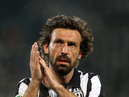 Pirlo aplaude a su afición durante esta temporada.