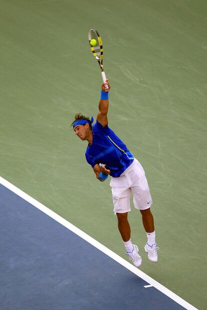 Nadal saca ante Djokovic en la final del US Open.