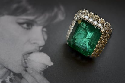 Un anillo de esmeralda y diamantes de Bulgari, 1964. Su valor estimado va desde los 95.000 a los 140.000 euros.