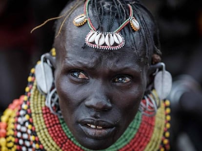 Retrato de uma bailarina do povo turkana.