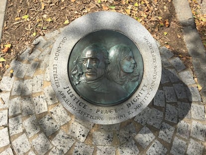 Placa en honor de los fallecidos Orlando Letelier y Ronni K. Moffitt en Sheridan Circle, la rotonda de Washington donde estalló la bomba.