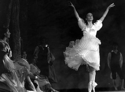 Arantxa Argüelles baila <i>La fille mal gardée</i><b> en el Teatro de la Zarzuela de Madrid en diciembre de 1989.</b>