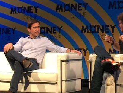 El consejero delegado de BBVA, Carlos Torres (a la izquierda), en la apertura de las jornadas MoneyConf.