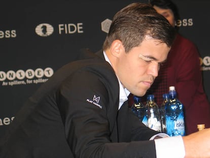 Un plano corto de la lesión de Carlsen (jugando al fútbol) en su ceja derecha