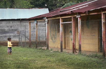 Escuela rural Nuevo Sinaí Rubel Santo, en Chisec, una de las escuelas mas afectadas por los huracanes Eta e Iota, y que están intentando reconstruir para poder abrir después de la pandemia en Guatemala.